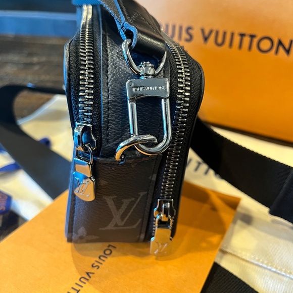 Louis Vuitton Alpha Wearable Wallet - Picture 7 of 10
